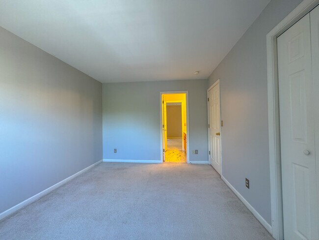 Building Photo - 19 Hawthorne Dr