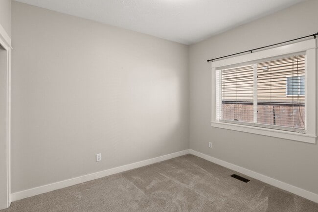 Building Photo - Beautifully Remodeled 3 Bedroom in Gresham...