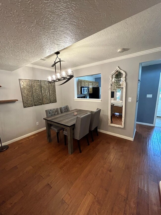 Building Photo - 3 Bedroom 2 Bathroom Townhouse in Midway U...