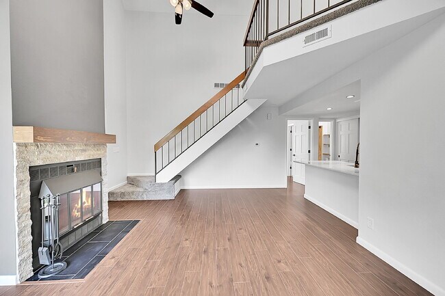 Building Photo - $2,195 - 1 Bed, 1 Bath Updated Lofted Cond...