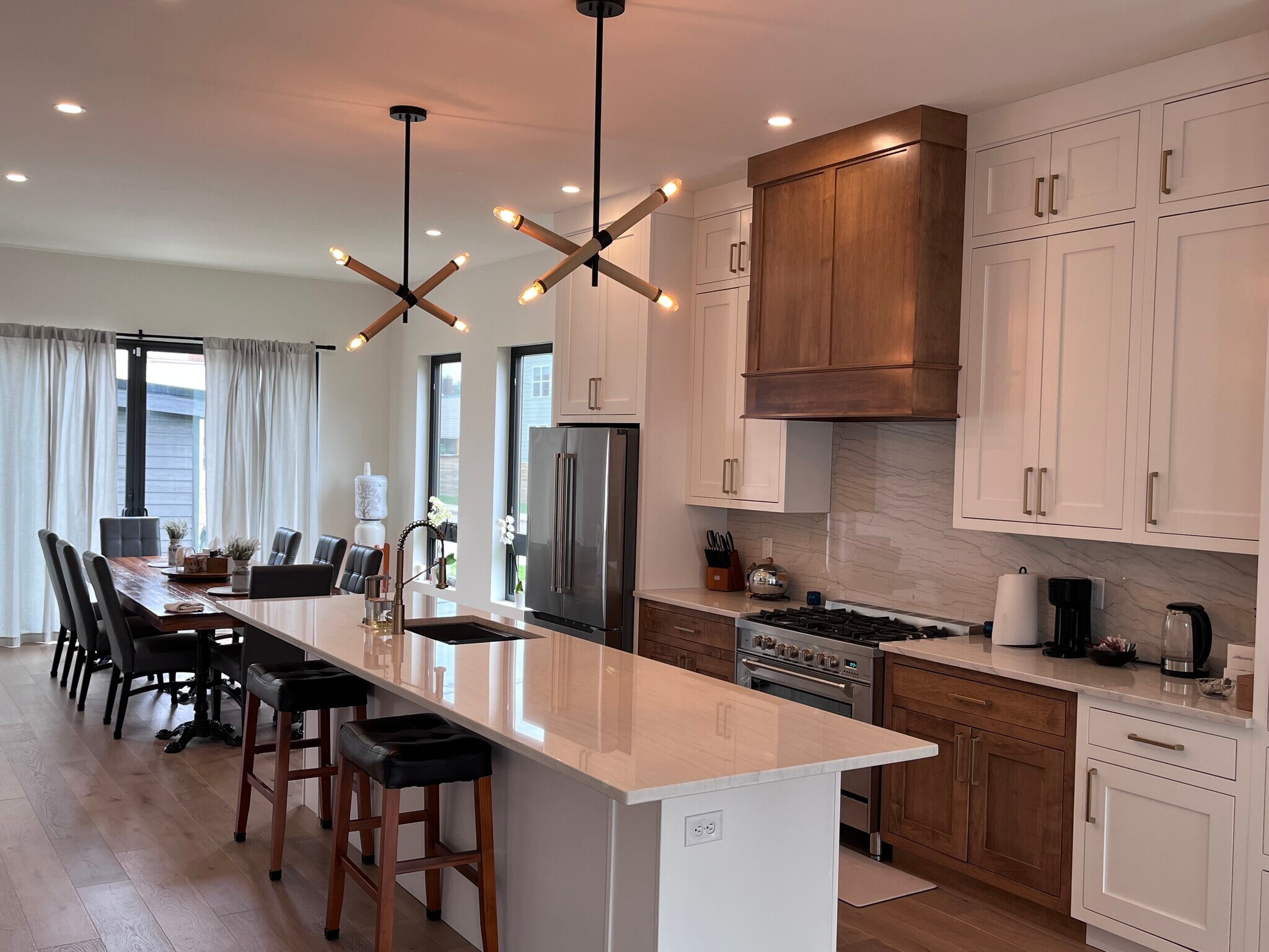 sahred access main floor kitchen - 1460 Spann Ave