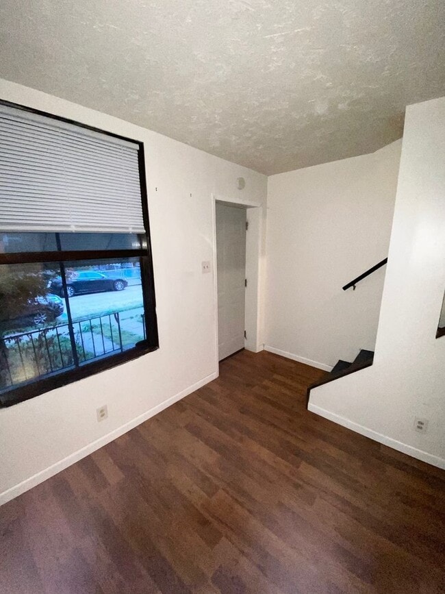 Building Photo - Great 2 Bedroom, 1 Bathroom in McKees Rock...