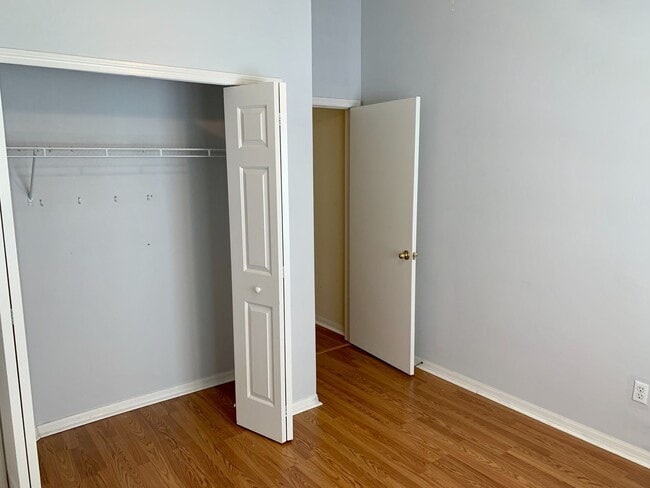 Building Photo - SPACIOUS, BEAUTIFUL 3 BEDROOM 2.5 BATH TOW...