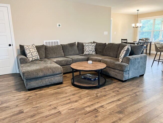 Building Photo - Move-In Specials Available! Beautiful Sing...