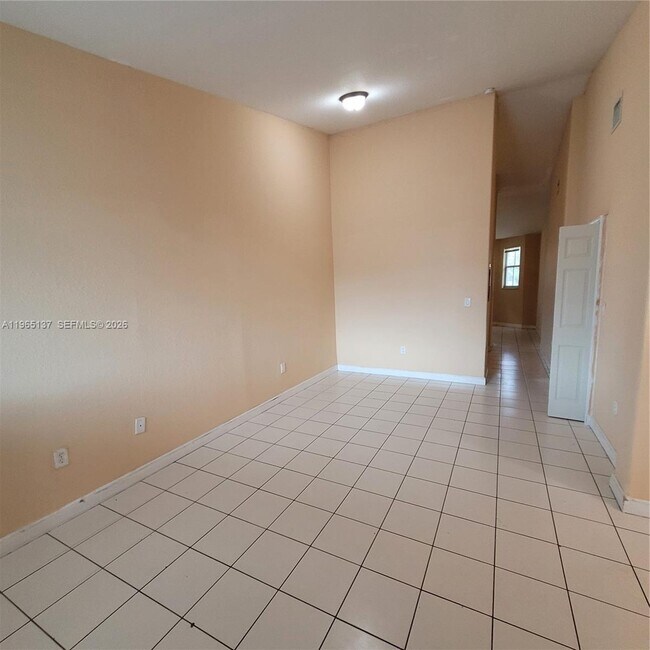 Building Photo - 1663 SE 27th Dr