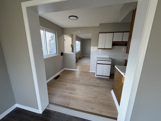 Building Photo - 4300 E 175th St