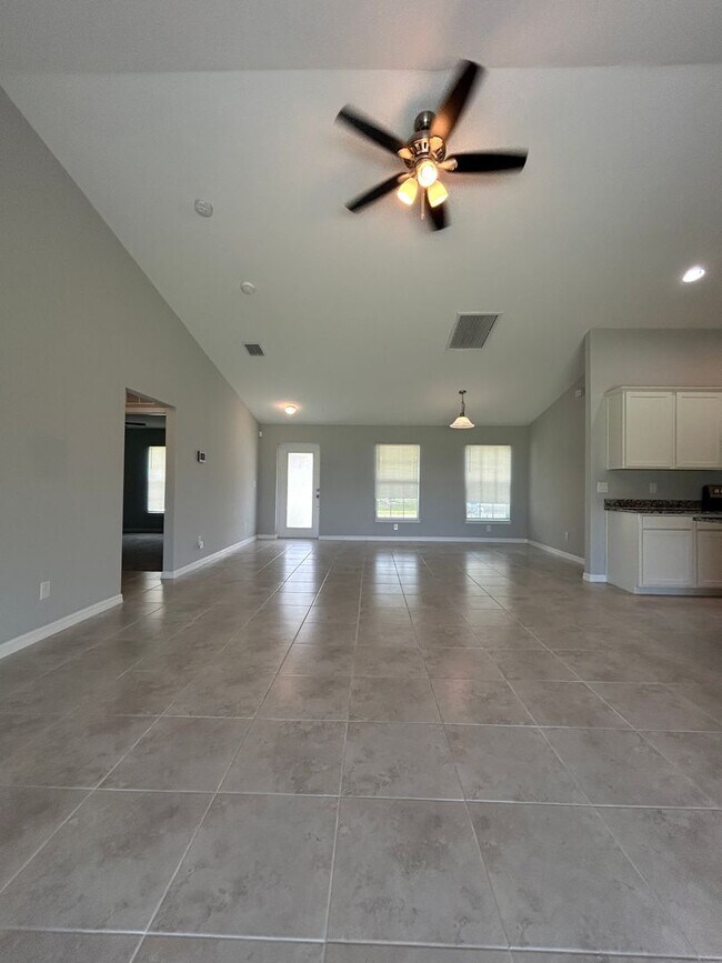 Building Photo - 4 Bedrooms 2 Baths Single-Family Fenced Ho...