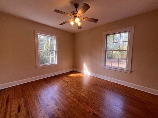 Building Photo - Spacious 3 Bedroom Home • 2,100+ Sq Ft just outside of Live Oak Location