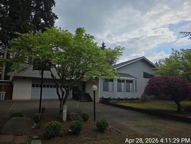 Building Photo - Renton - 4 bedroom 2.5 bath rental home - Custom home with large rooms - Available July 5th 2026