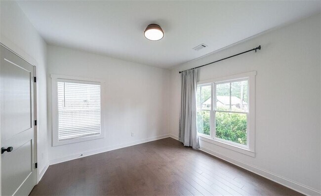 Building Photo - 1321 Plaza Ave SW