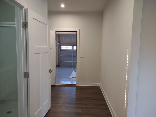 Building Photo - $300 OFF THE FIRST FULL MONTH's RENT!!! Su...
