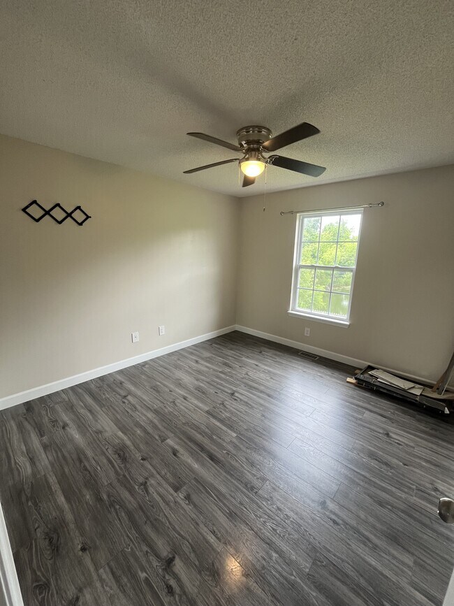 Building Photo - 723 Iron Horse Dr