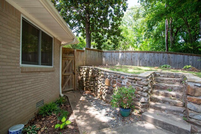 Building Photo - 8607 Linda Ln
