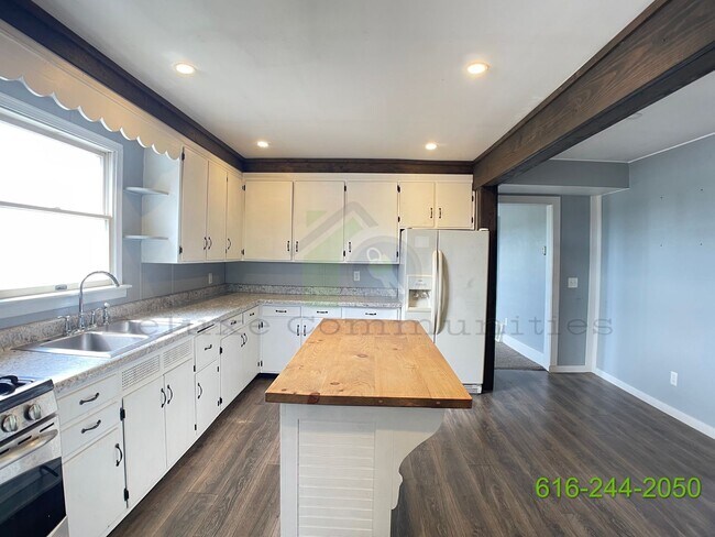 Building Photo - 3 Bedroom (with an extra room) Home Available in Marne, MI
