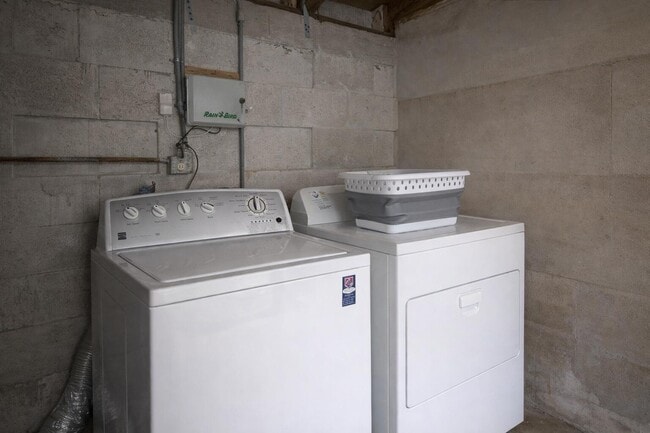 Building Photo - 3018 NE 26th St