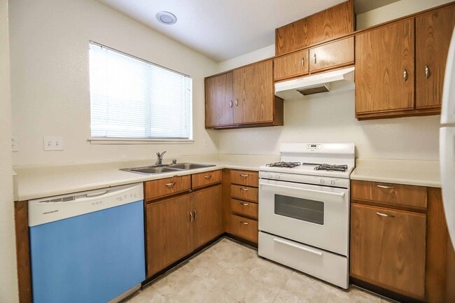 Building Photo - CUTE 2 BEDROOM CONDO!