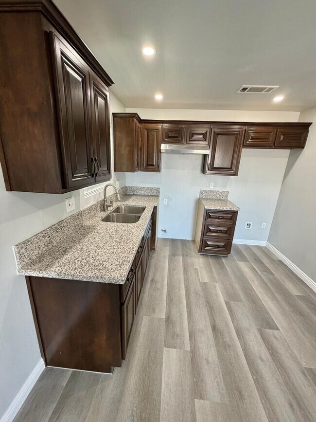 Building Photo - renovated and charming single family home in Delano - COMING SOON!