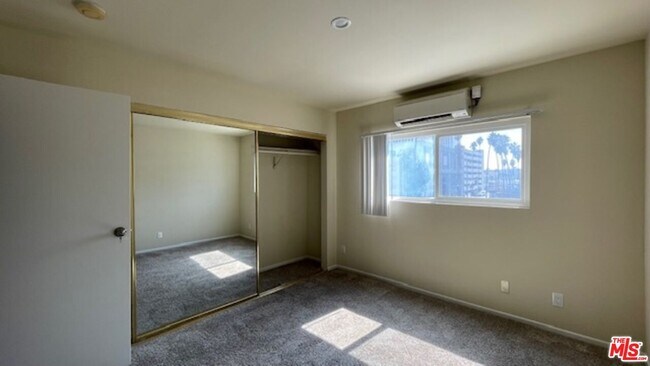 Building Photo - 545 S Manhattan Pl