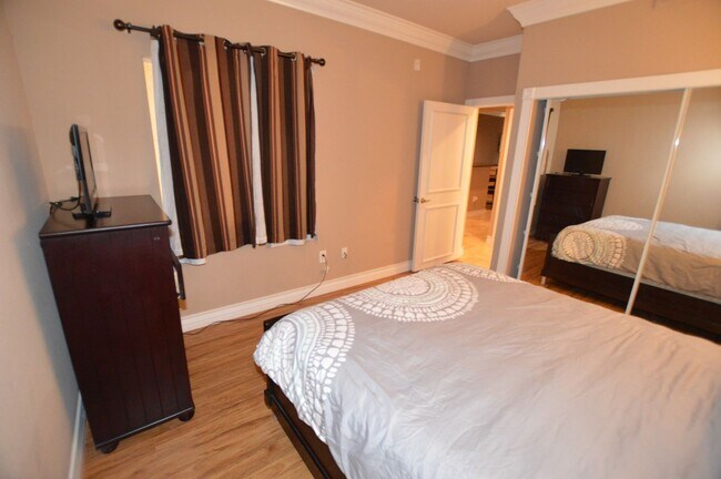 Building Photo - Meridian Furnished 2 Bed | 2 Bath Condo wi...