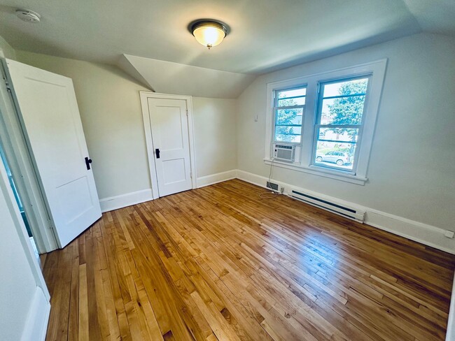 Building Photo - Newly Remodeled, Large 2 Bedroom Single Fa...