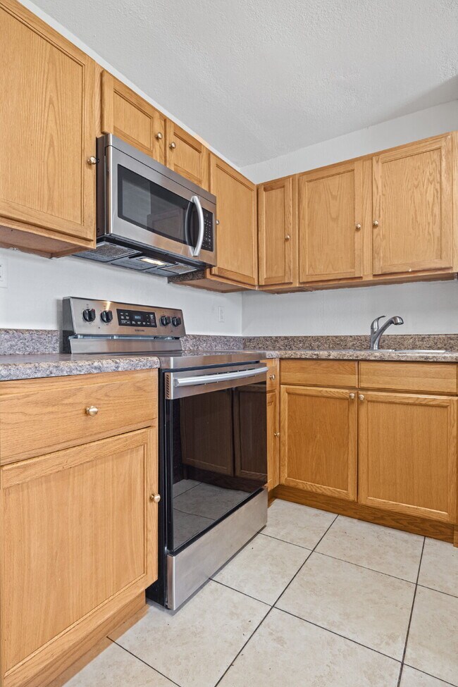 Building Photo - "Charming 4-Bedroom Tampa Home with 2 Full Baths and Spacious Layout!"