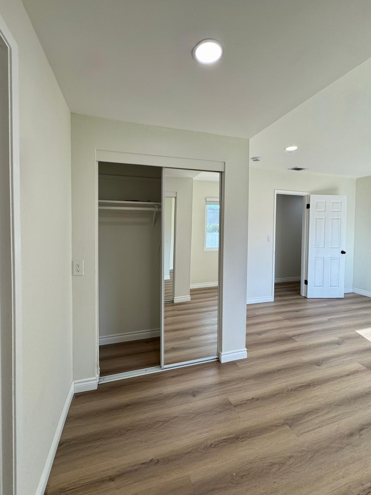 Building Photo - 251 E Heather St