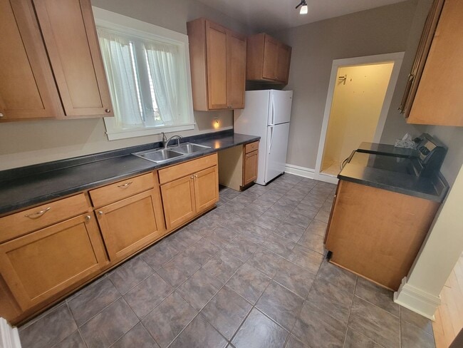 Building Photo - AVAILABLE October 1st! - 3 BED 1 BATH Home!