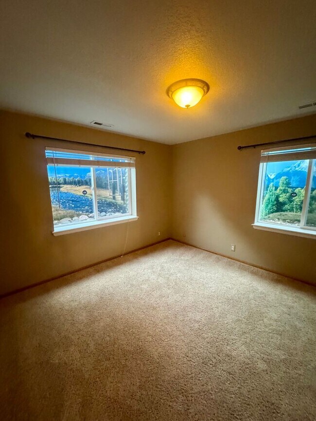 Building Photo - Gorgeous 4 bedroom with Loft and 3 car gar...