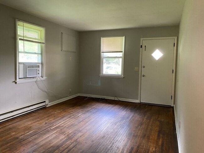 Building Photo - Cozy 2 Bedroom Duplex Available - Walk Dow...