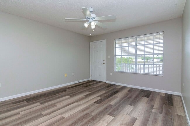 Building Photo - Lake Front - 2nd Floor - Upgraded- 1 Bedroom 1 Bathroom for Rent in Brandon, FL