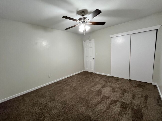 Building Photo - SPCIOUS 2 BEDROOM 1 BATH UPSTAIRS WITH PAR...