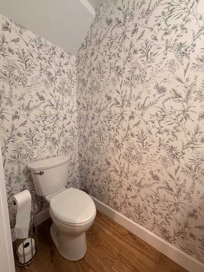 Building Photo - Spacious 4-Bedroom Home in the Heart of Edgewater