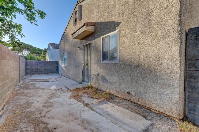 Building Photo - Welcome to this beautifully maintained sin...