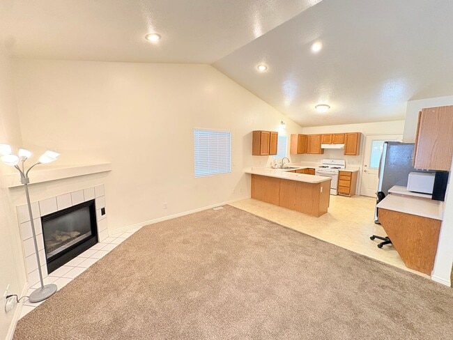 Building Photo - Large Family Home Cedar City!!
