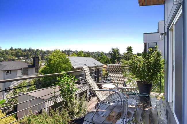 Building Photo - 216 26th Ave E