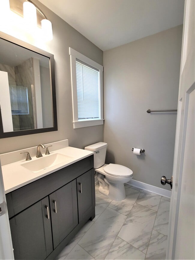 Building Photo - 1140 E Breckenridge St