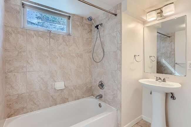 Building Photo - Beautiful Bungalow in Great Englewood Loca...
