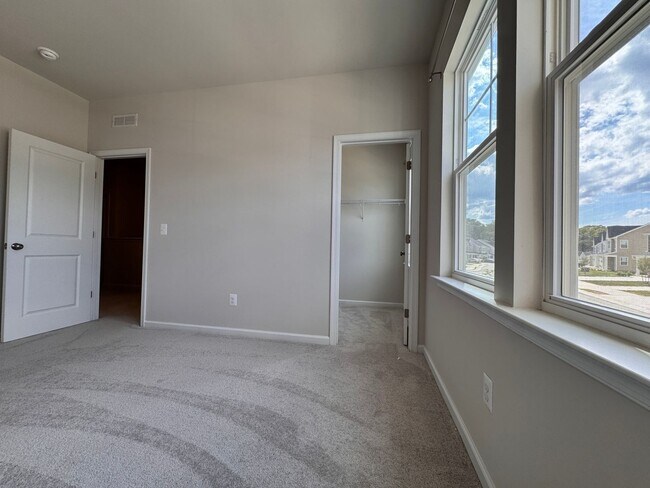 Building Photo - 3672 Isaac Cir