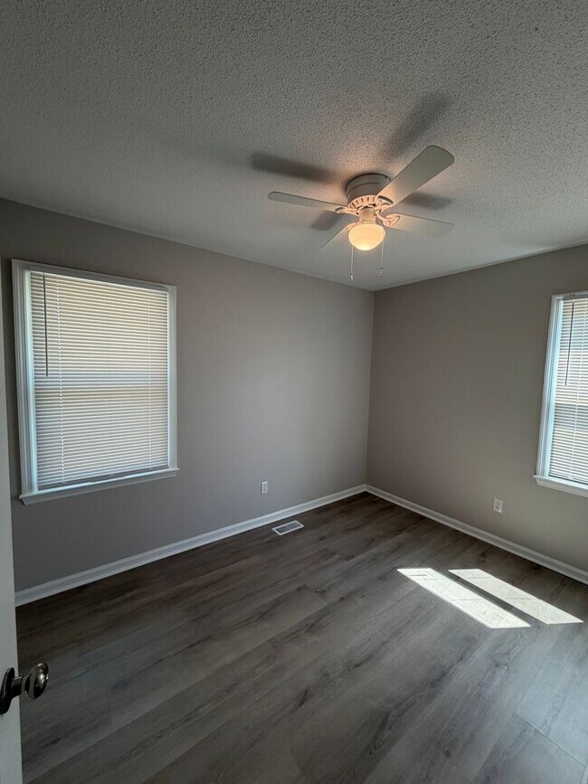 Building Photo - Charming 1,025 sq ft single-family home offering 3 bedrooms and 2 full bathrooms—perfect for comf...