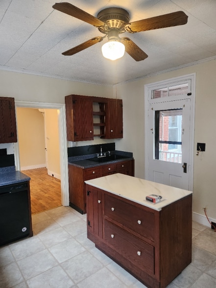 Building Photo - 119 S River St