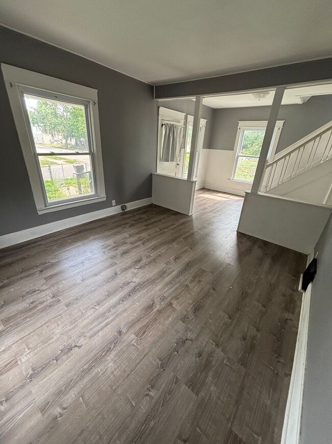 Building Photo - Large 3 Bedroom 1 Bathroom House PENDING