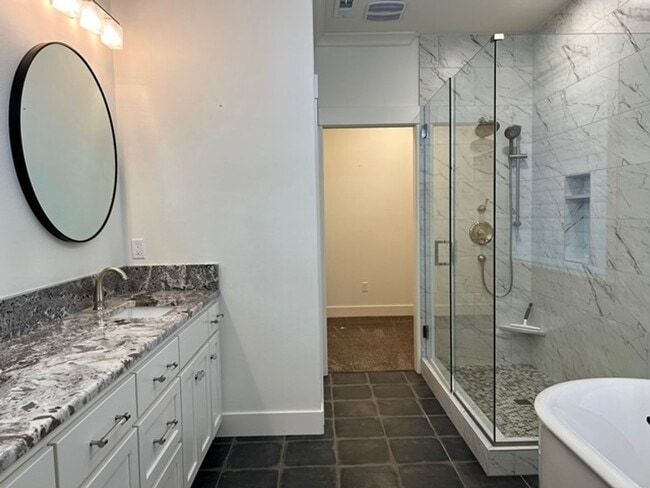 Building Photo - 3Bd/2Ba Single Story House - Available to ...