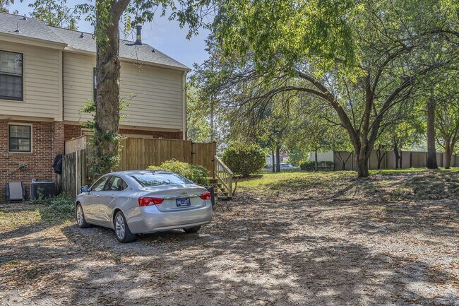 Building Photo - Amazing 2BE/2.5BA duplex in the heart of Belmont & Hillsboro Village!