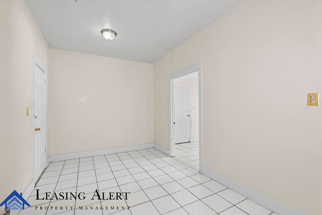 Building Photo - 108 S Cummings St