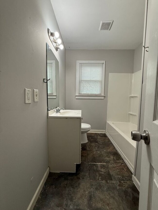 Building Photo - East Nashville Cottage - 2 Bedroom - Private Backyard