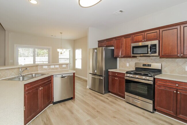 Building Photo - 134 Creekwood Tr