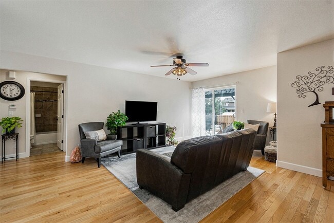 Building Photo - Gorgeous 6 Bedroom/3.5 Bathroom Home!