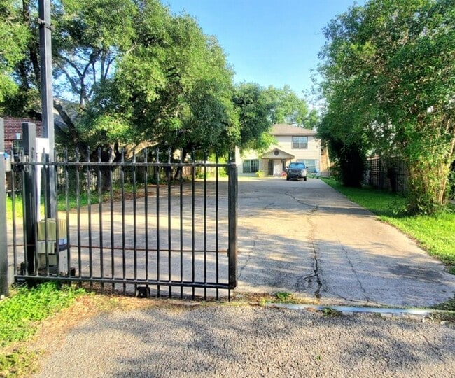 Building Photo - 512 Avenue A