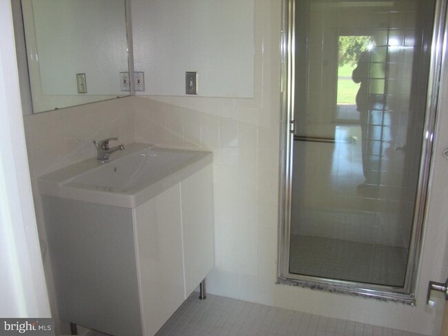 Building Photo - 1065 Lyme Ct