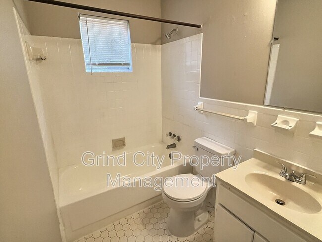 Building Photo - 915 Pope St